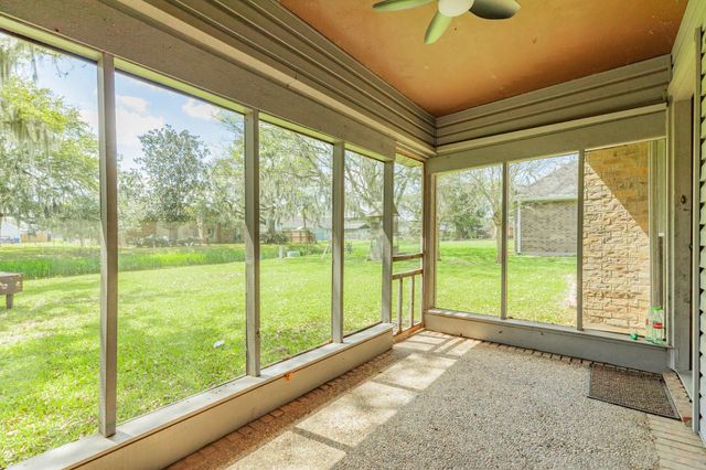 281 Crestview Drive, West Columbia, TX 77486