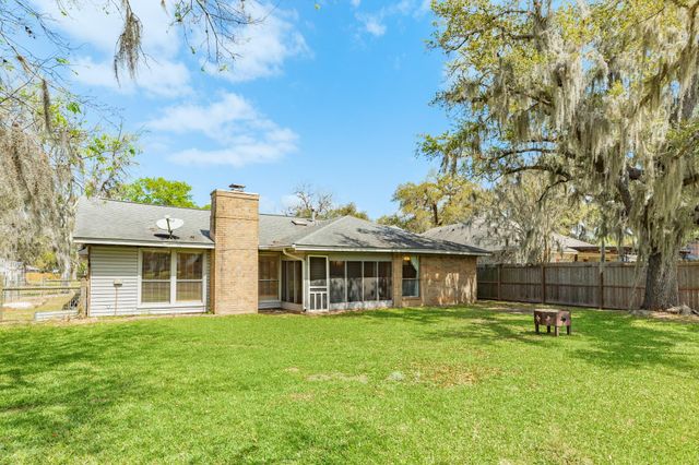 281 Crestview Drive, West Columbia, TX 77486