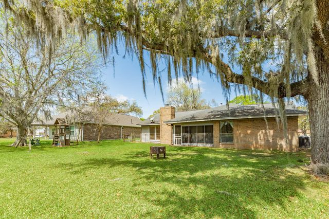 281 Crestview Drive, West Columbia, TX 77486