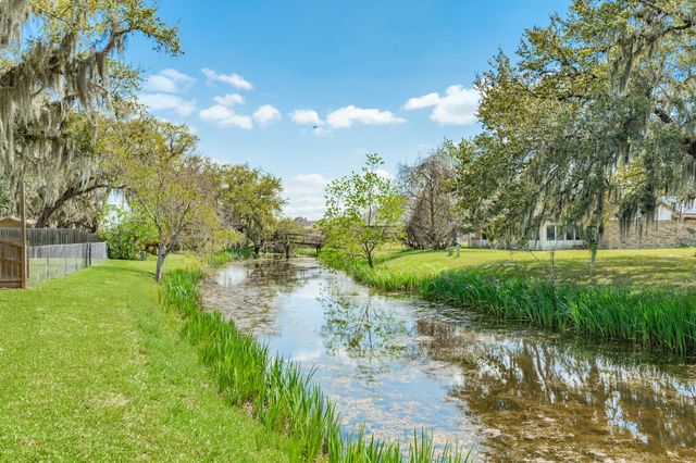 281 Crestview Drive, West Columbia, TX 77486