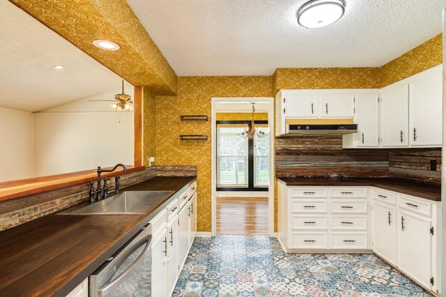 281 Crestview Drive, West Columbia, TX 77486