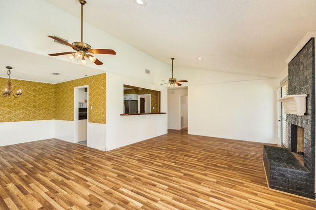 281 Crestview Drive, West Columbia, TX 77486