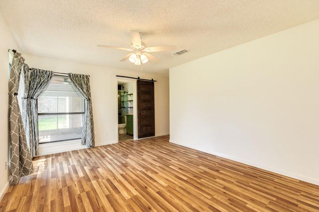 281 Crestview Drive, West Columbia, TX 77486