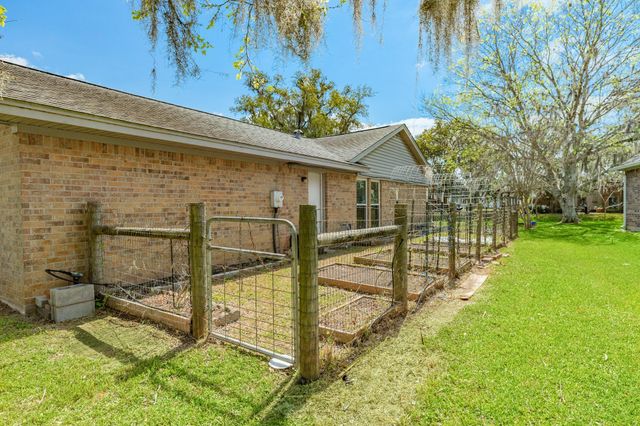 281 Crestview Drive, West Columbia, TX 77486