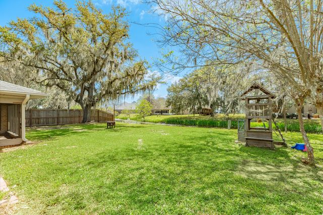 281 Crestview Drive, West Columbia, TX 77486