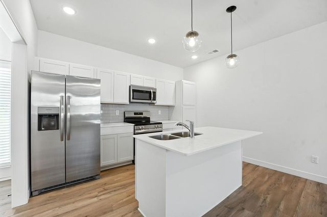 12404 S Acacia Drive, Lee's Summit, MO 64086
