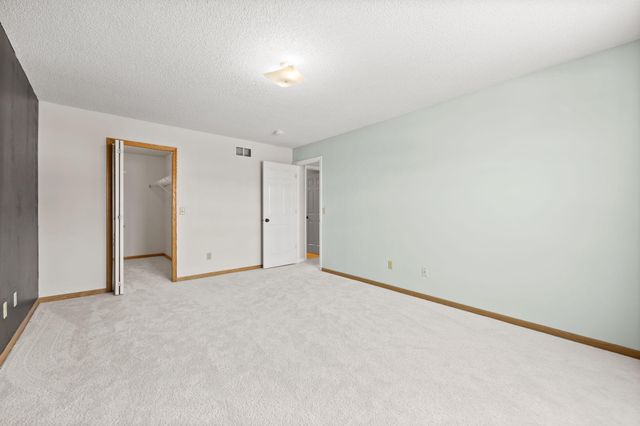 401 Hickory Lane N, Oakdale, MN 55128