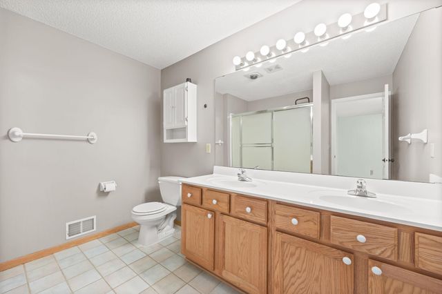 401 Hickory Lane N, Oakdale, MN 55128