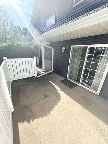 401 Hickory Lane N, Oakdale, MN 55128