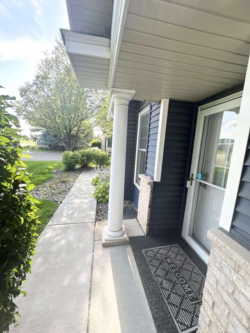 401 Hickory Lane N, Oakdale, MN 55128