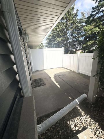 401 Hickory Lane N, Oakdale, MN 55128