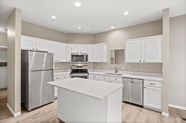 401 Hickory Lane N, Oakdale, MN 55128