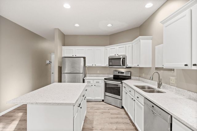 401 Hickory Lane N, Oakdale, MN 55128