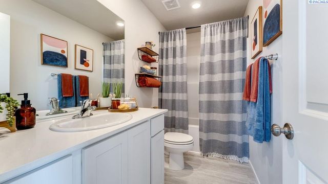 6407 Sandstone Dr, Pasco, WA 99301