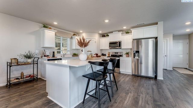 6407 Sandstone Dr, Pasco, WA 99301