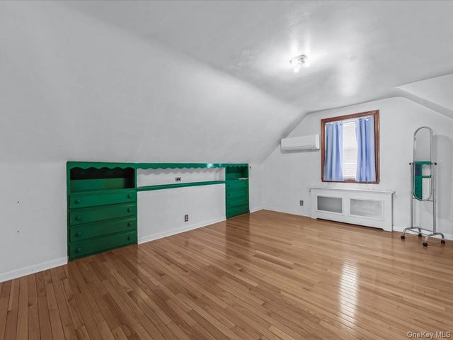 38 Leslie Lane, New Hyde Park, NY 11040