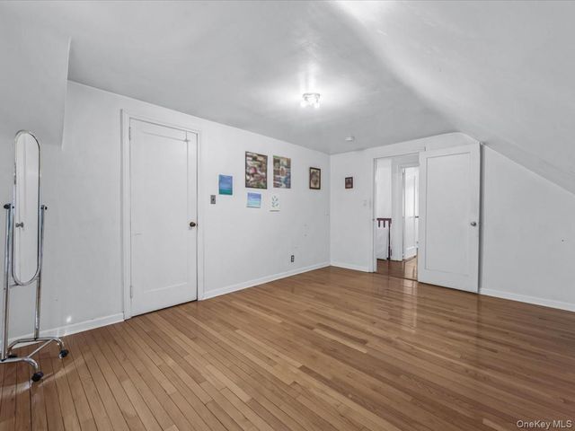 38 Leslie Lane, New Hyde Park, NY 11040