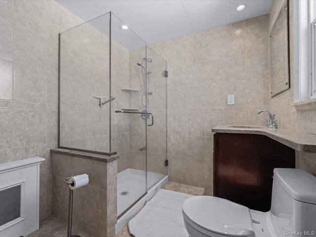 38 Leslie Lane, New Hyde Park, NY 11040