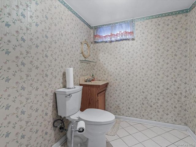 38 Leslie Lane, New Hyde Park, NY 11040