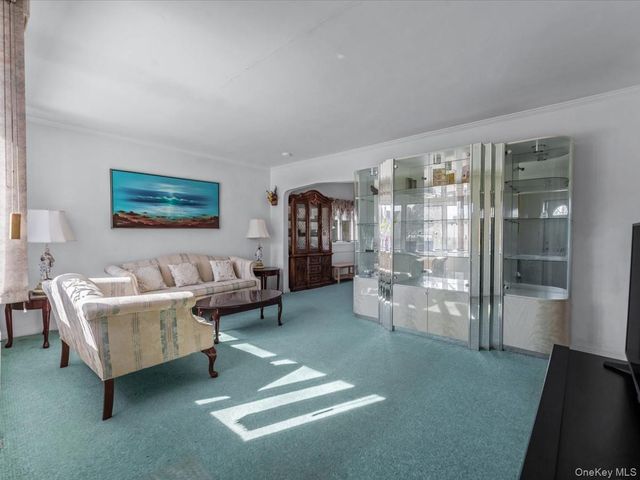 38 Leslie Lane, New Hyde Park, NY 11040