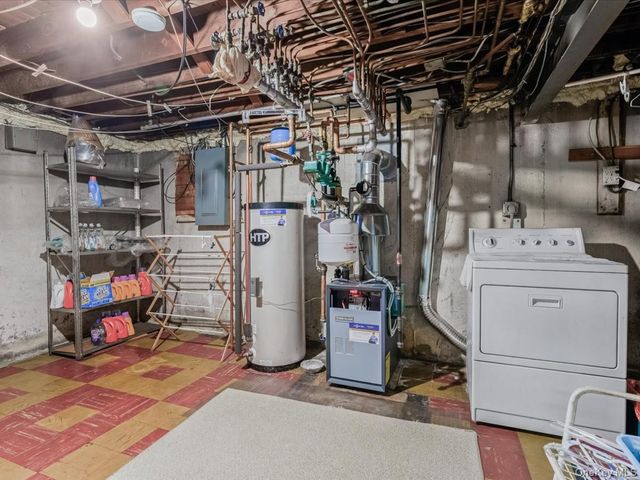 38 Leslie Lane, New Hyde Park, NY 11040