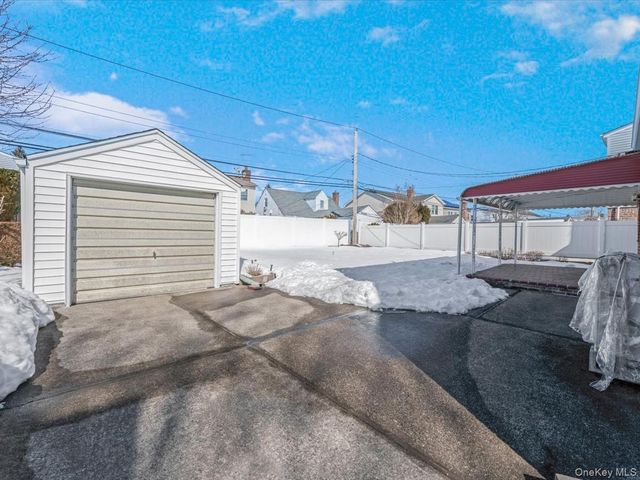 38 Leslie Lane, New Hyde Park, NY 11040