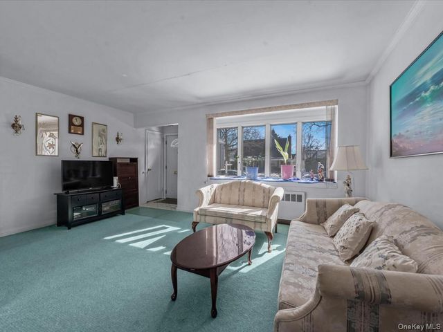 38 Leslie Lane, New Hyde Park, NY 11040