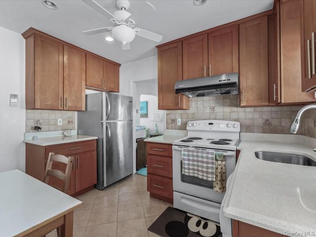 38 Leslie Lane, New Hyde Park, NY 11040