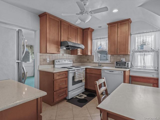 38 Leslie Lane, New Hyde Park, NY 11040