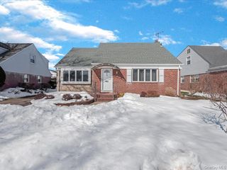 38 Leslie Lane, New Hyde Park, NY 11040