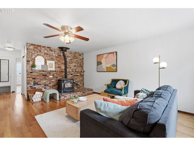 6521 GLEN ECHO Ave, Gladstone, OR 97027