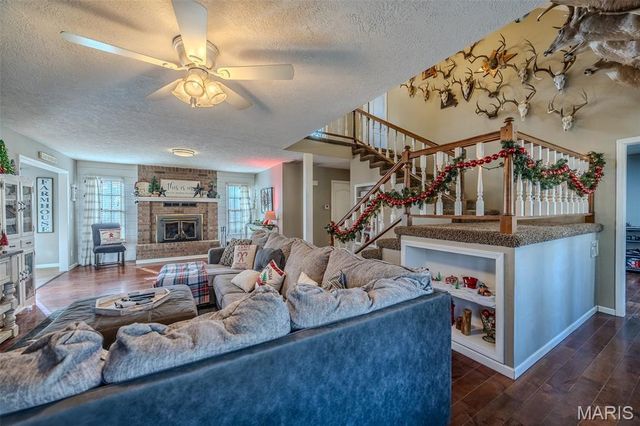 22198 Glencastle Lane, Lebanon, MO 65536