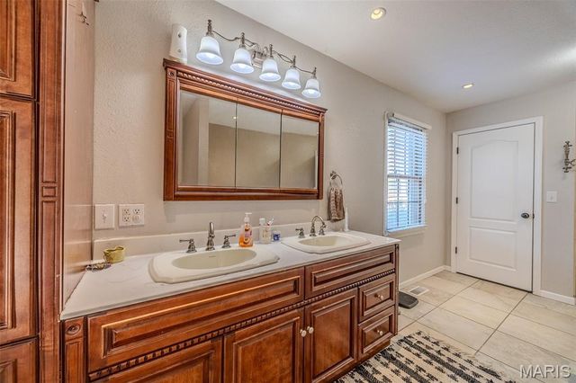 22198 Glencastle Lane, Lebanon, MO 65536