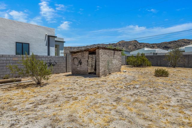 2237 E DESERT Lane, Phoenix, AZ 85042