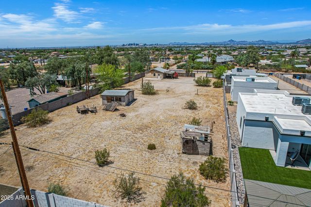 2237 E DESERT Lane, Phoenix, AZ 85042