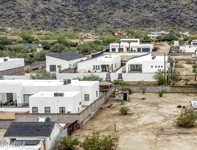 2237 E DESERT Lane, Phoenix, AZ 85042