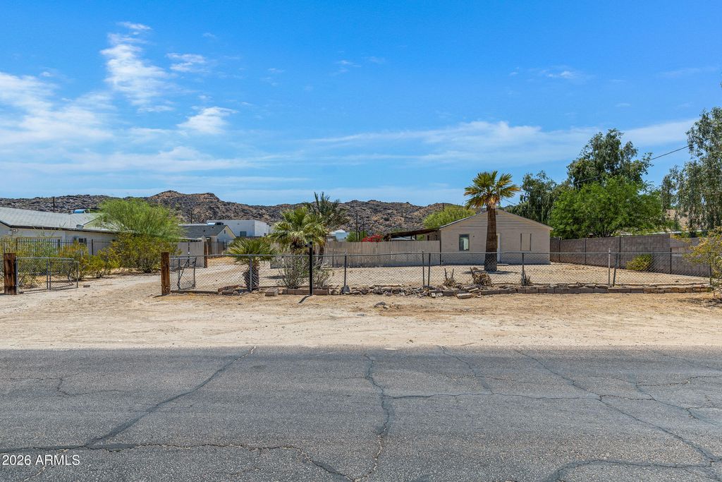 2237 E DESERT Lane, Phoenix, AZ 85042 — photo 3