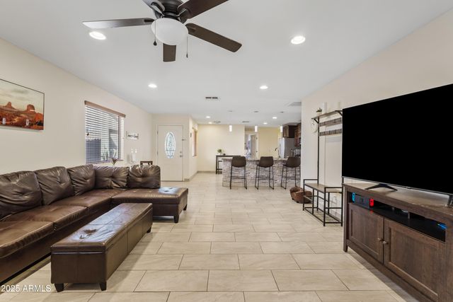 43935 W SAGEBRUSH Trail, Maricopa, AZ 85138