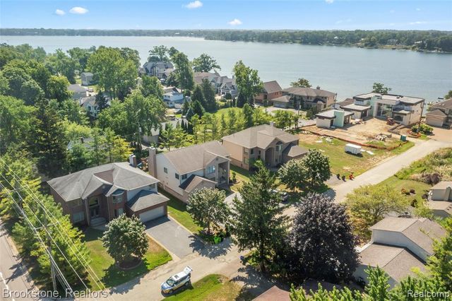 2115 Aldwin Drive, West Bloomfield, MI 48324