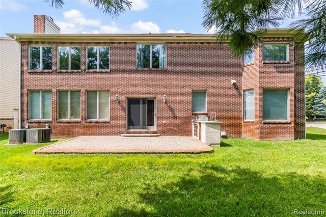 2115 Aldwin Drive, West Bloomfield, MI 48324