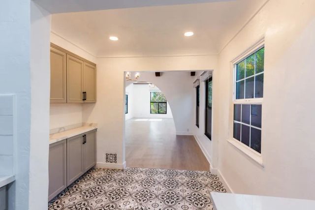 130 S Harper, Los Angeles, CA 90048