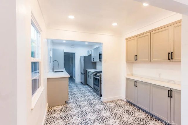 130 S Harper, Los Angeles, CA 90048