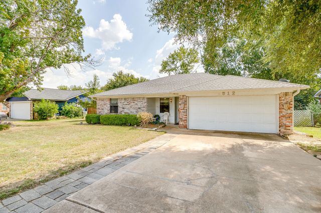 912 Hollow Creek Road, Burleson, TX 76028