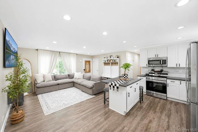 13 Adobe Drive, Shirley, NY 11967