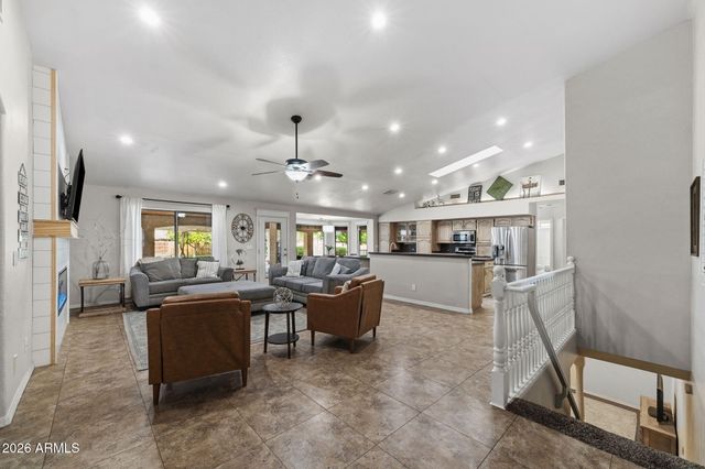 1822 E LEXINGTON Avenue N, Gilbert, AZ 85234