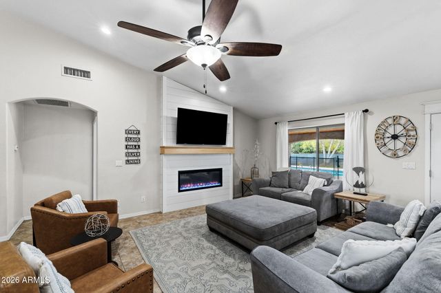 1822 E LEXINGTON Avenue N, Gilbert, AZ 85234