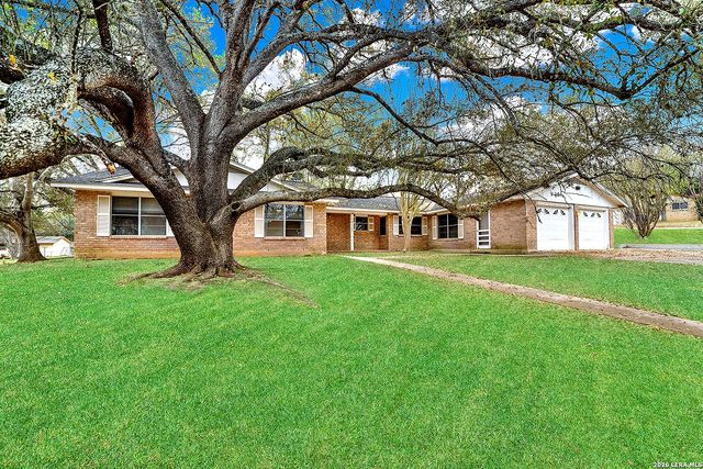1709 Hickory, Floresville, TX 78114