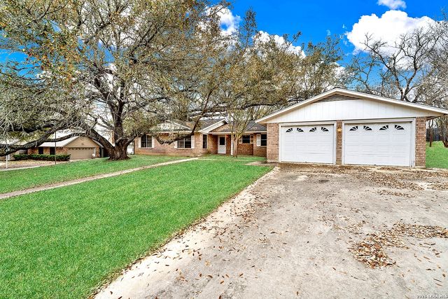 1709 Hickory, Floresville, TX 78114