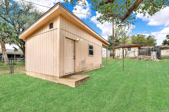 1709 Hickory, Floresville, TX 78114