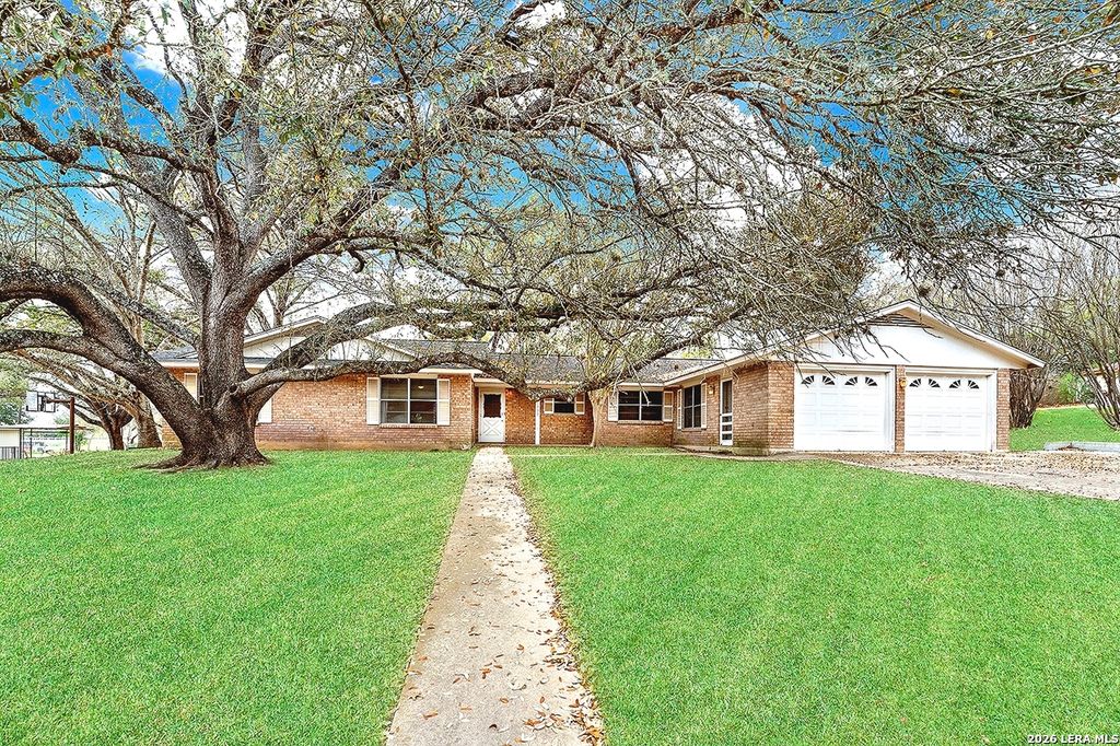1709 Hickory, Floresville, TX 78114